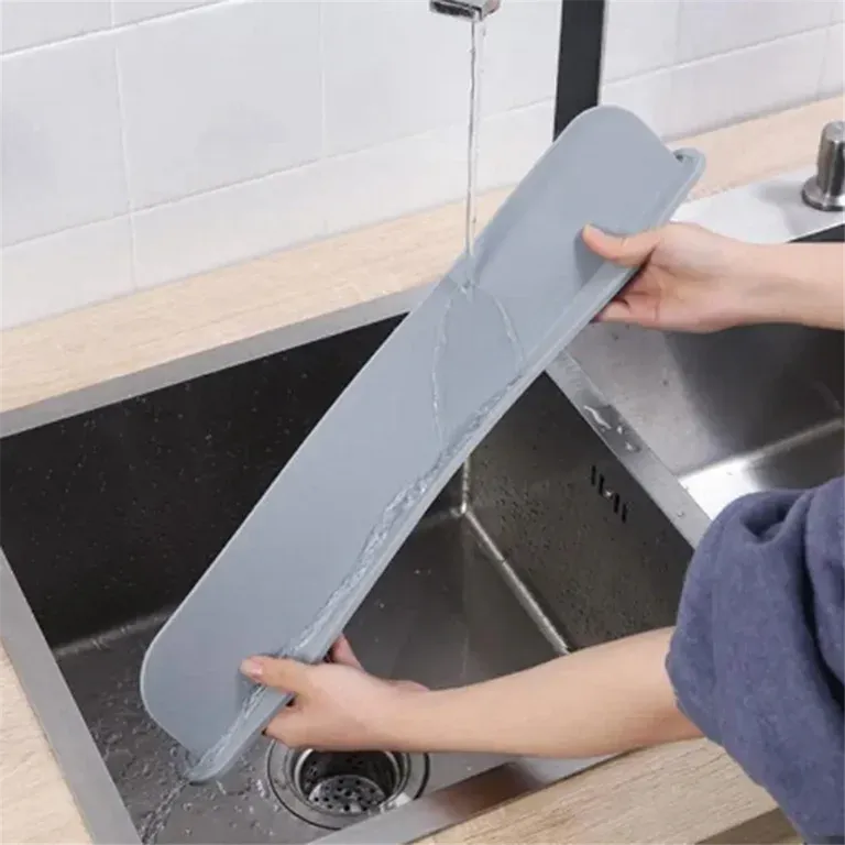 Silicone Sink Splash Guard With Suction – Flexible Water Splash Stopper for Kitchen & Bathroom Faucets, Countertops & Cleaning Protection